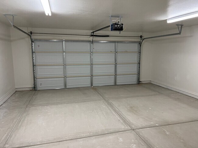 Building Photo - Brand New - 3 Bedroom - 2 Car Garage