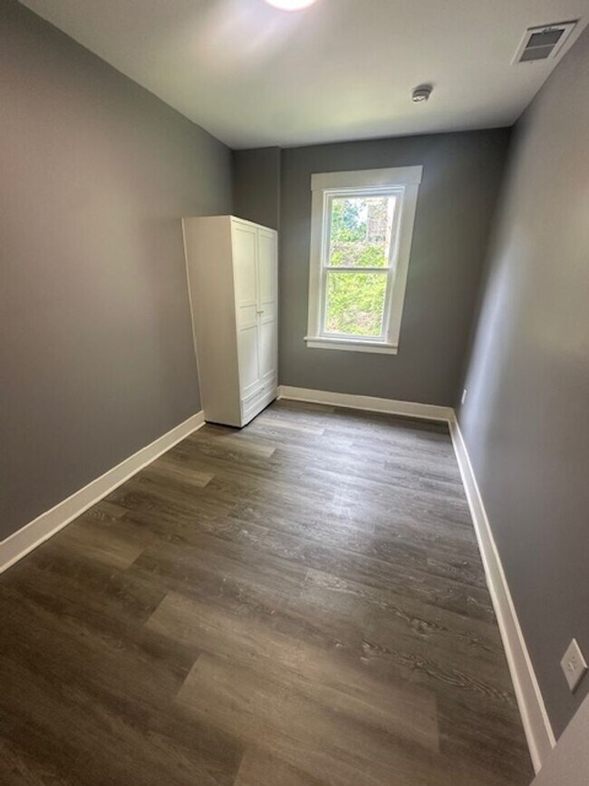 Building Photo - Beautifully Renovated 1-Bedroom Apartment ...