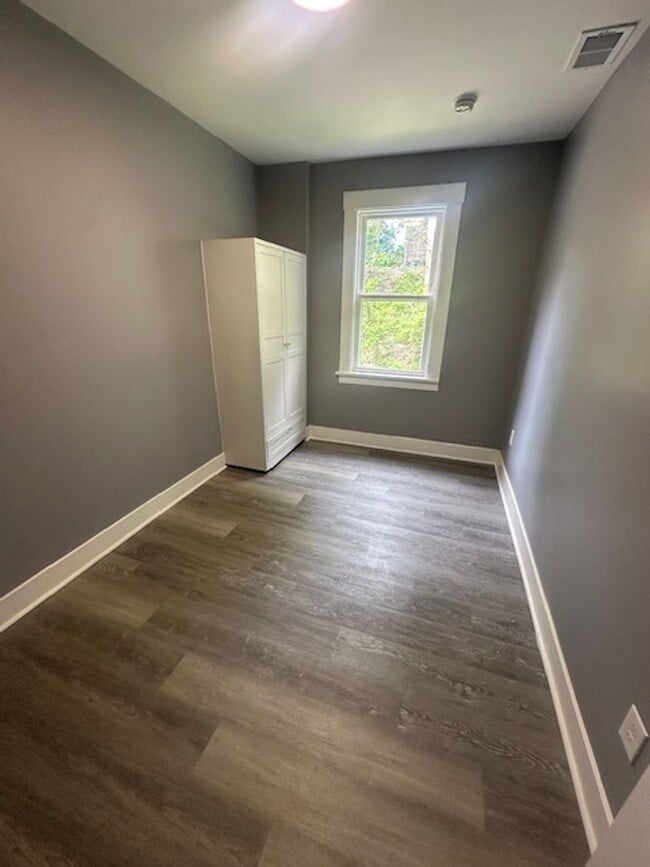 Building Photo - Beautifully Renovated 2-Bedroom Apartment ...