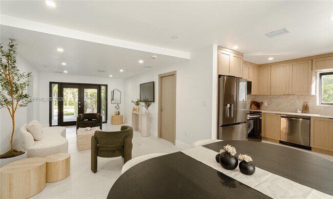 Building Photo - 1221 Biarritz Dr