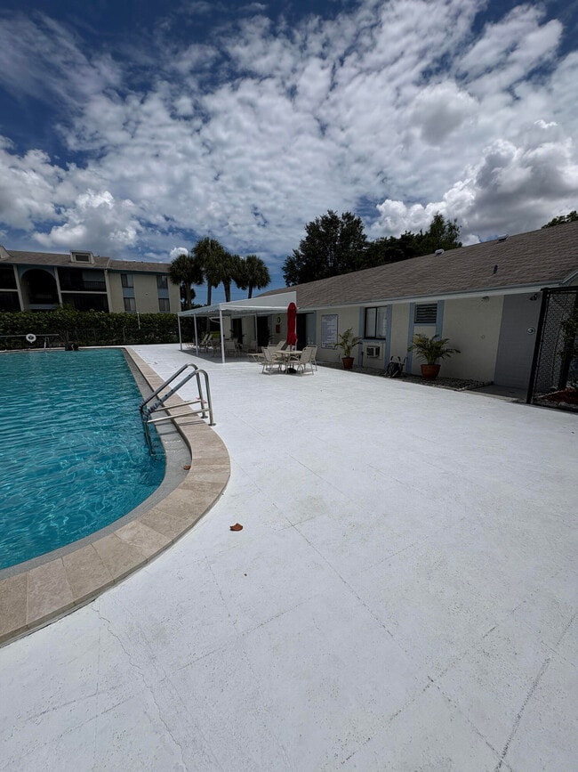 Building Photo - 1102 Green Pine Blvd