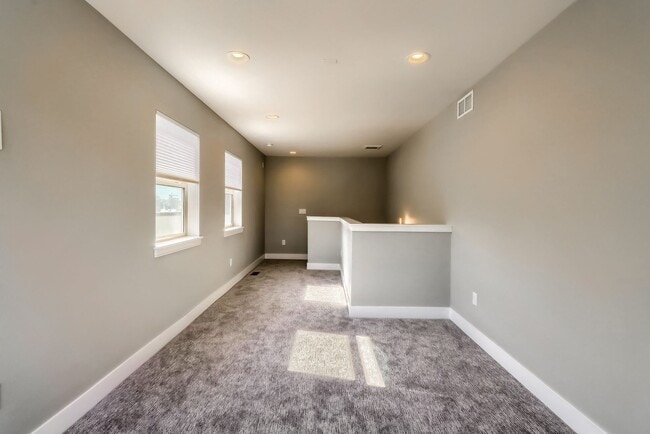 Building Photo - 3 bedroom Townhome + 2 Large Flex Spaces &...