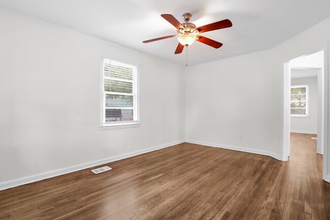 Building Photo - 1305 E 71st St