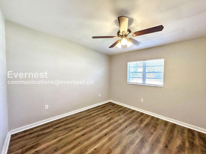 Building Photo - 1308 Melrose Ave S