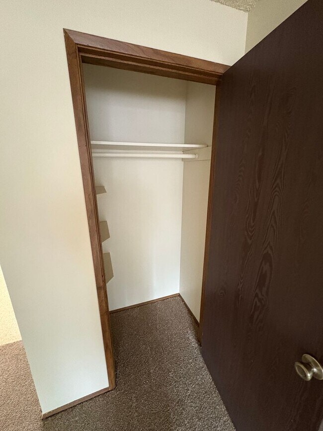 Building Photo - 2 Bed/1 Bath Unit Located in SE Bend Triplex