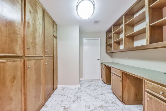 Building Photo - 20 Tulip Hill Ct