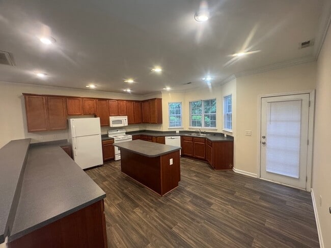 Primary Photo - SPECIAL! Beautiful 3 Bed 2.5 Bath Town Hom...