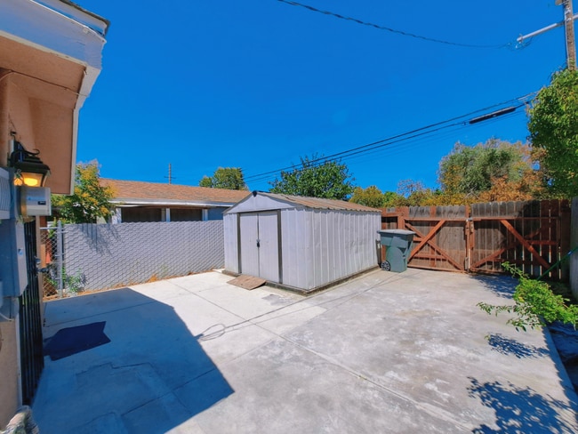 Building Photo - Unique 2 Bedroom 1 Bathroom Home Located I...