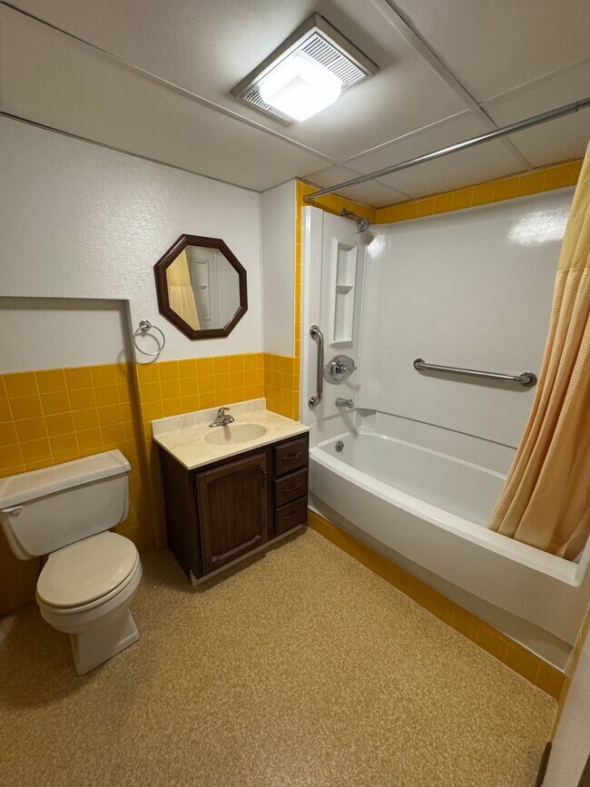 Building Photo - 3 bedroom 2 bath home with a bonus room in Davenport