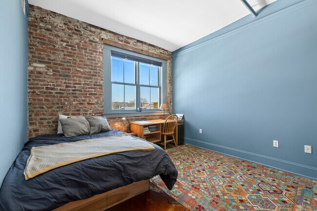 Building Photo - 43 Chestnut St