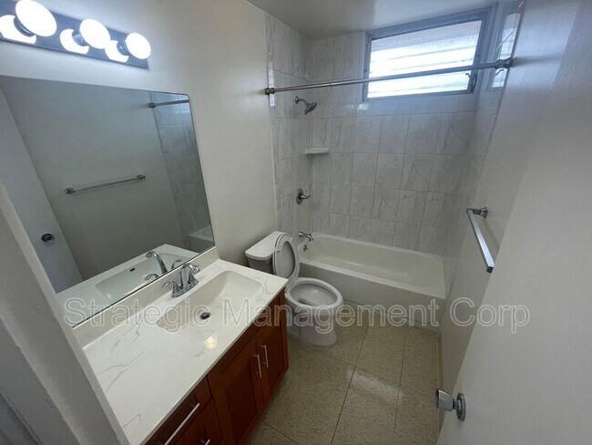 Building Photo - 1735 Young St