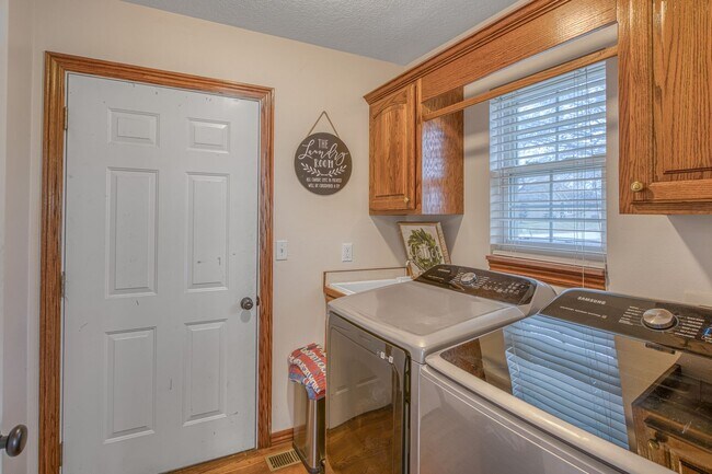 Building Photo - Highly desirable home in Briarbrook