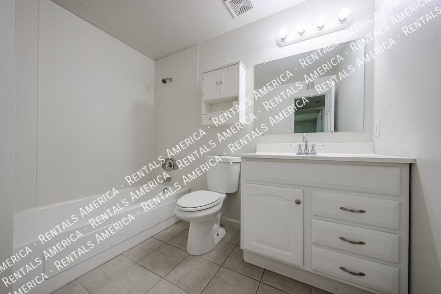 Building Photo - 3550 E Voltaire Dr