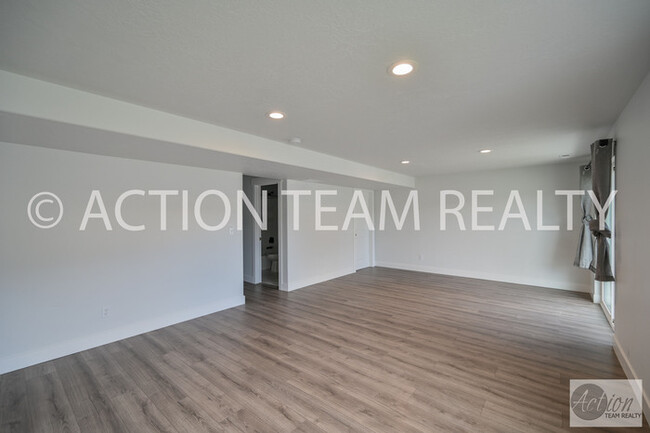 Building Photo - Mid-Row Townhome located in Bluffdale!