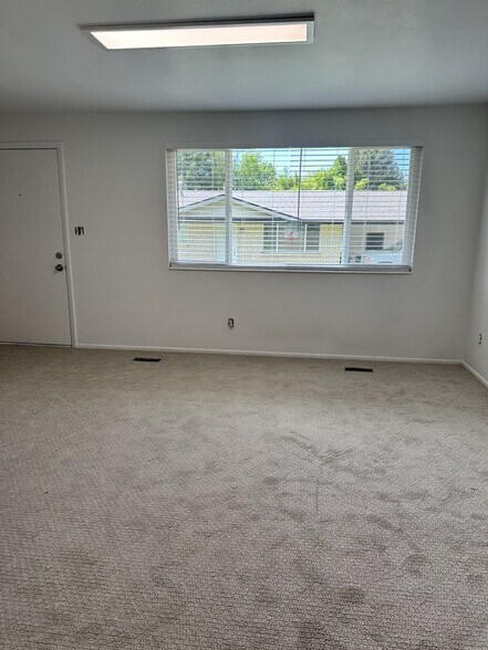Building Photo - 650 E 200 N