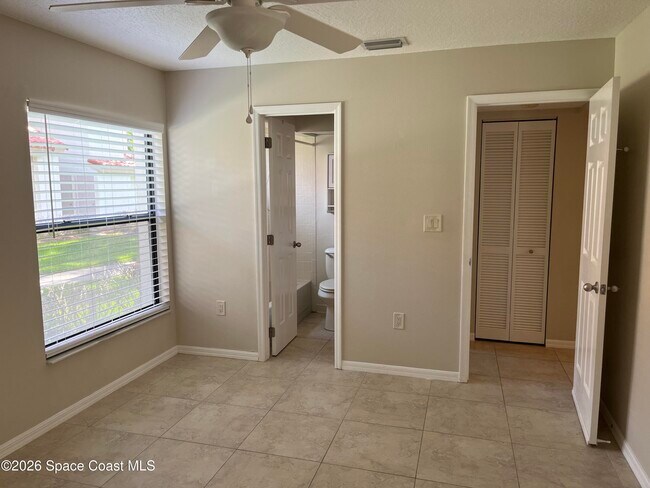 Building Photo - 1059 Country Club Dr