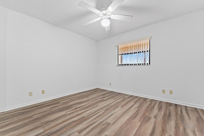 Building Photo - 700 Uno Lago Dr