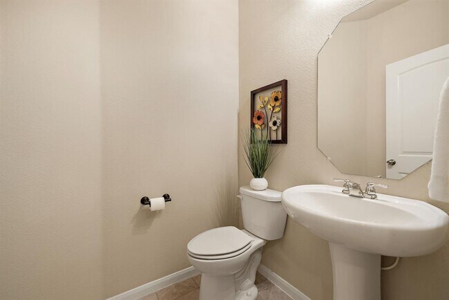 Building Photo - 2880 Donnell Dr