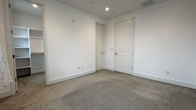 Building Photo - Modern 3BR/3BA Townhome in Prime Mountain View Location