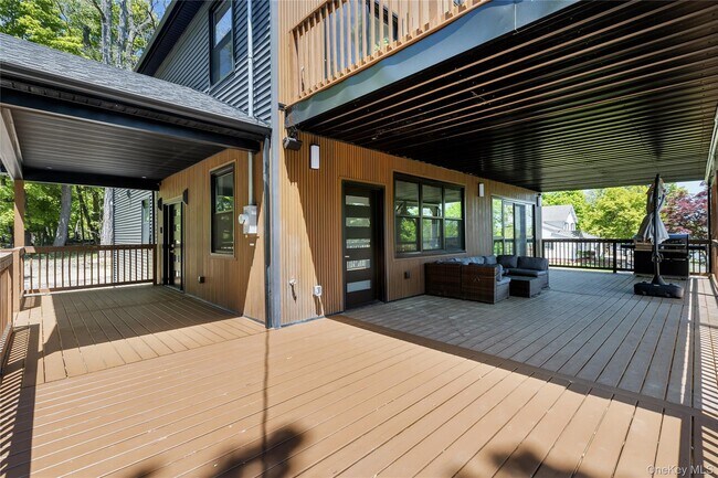 Building Photo - 548 Lakes Rd