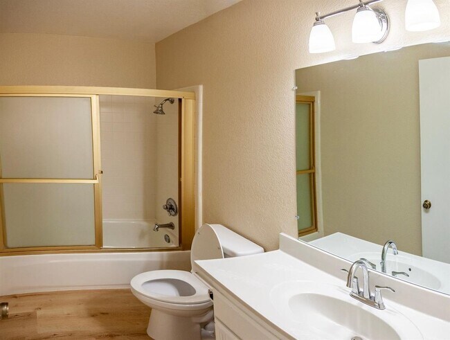 Building Photo - ? Greenbelt Access | Sauna | Updated Interior ?