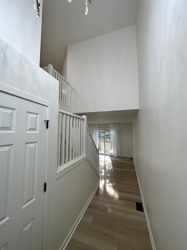 Building Photo - Grandville Condo 3 Bedroom and 2.5 Bathrooms