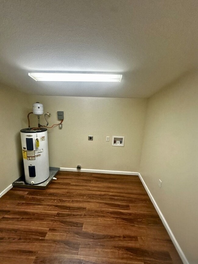 Building Photo - Cozy Charming Country Home