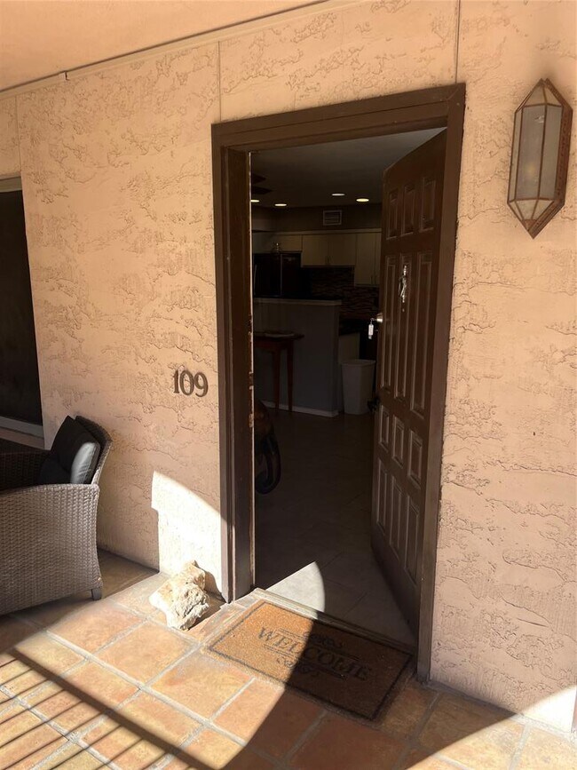 Building Photo - 505 W 7th St