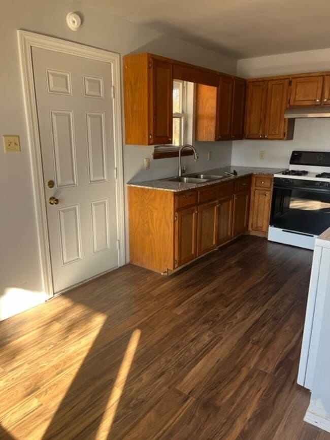 Building Photo - Three Bedroom/One Bath Home