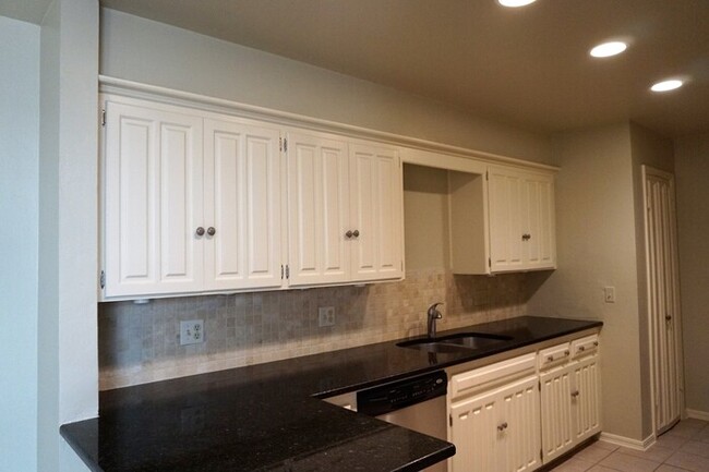 Building Photo - 3 bed 3 Bath 2 Car Garage Town Home in the...