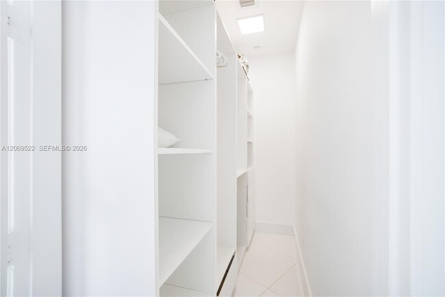 Building Photo - 15901 Collins Ave