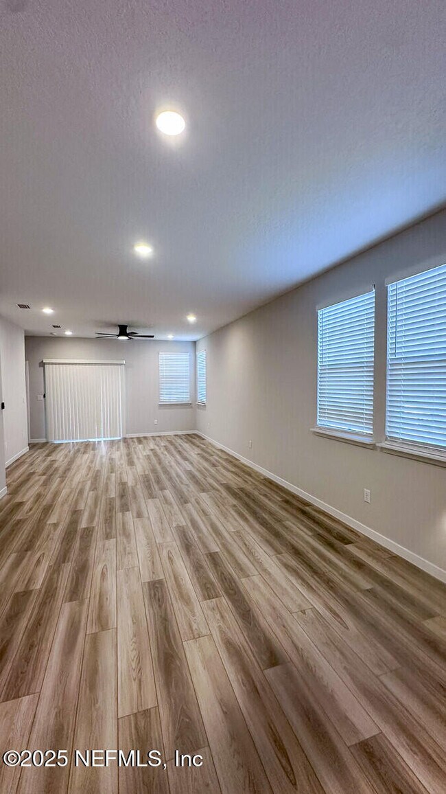 Building Photo - 95999 Surrey Pl