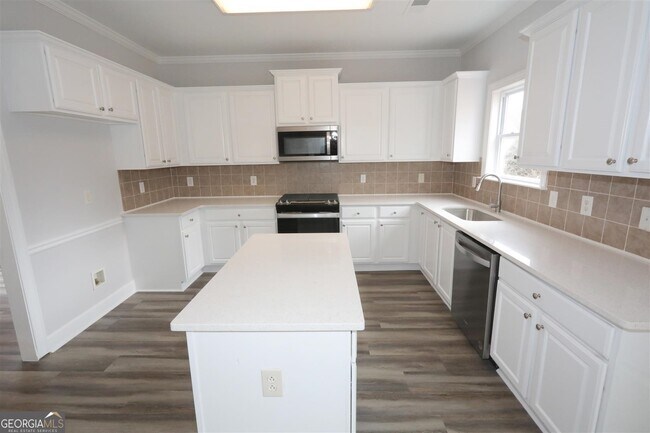 Building Photo - 3205 Vaughan Dr