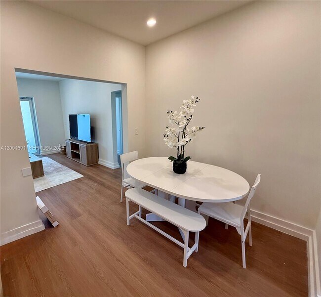 Building Photo - 1535 West Ave