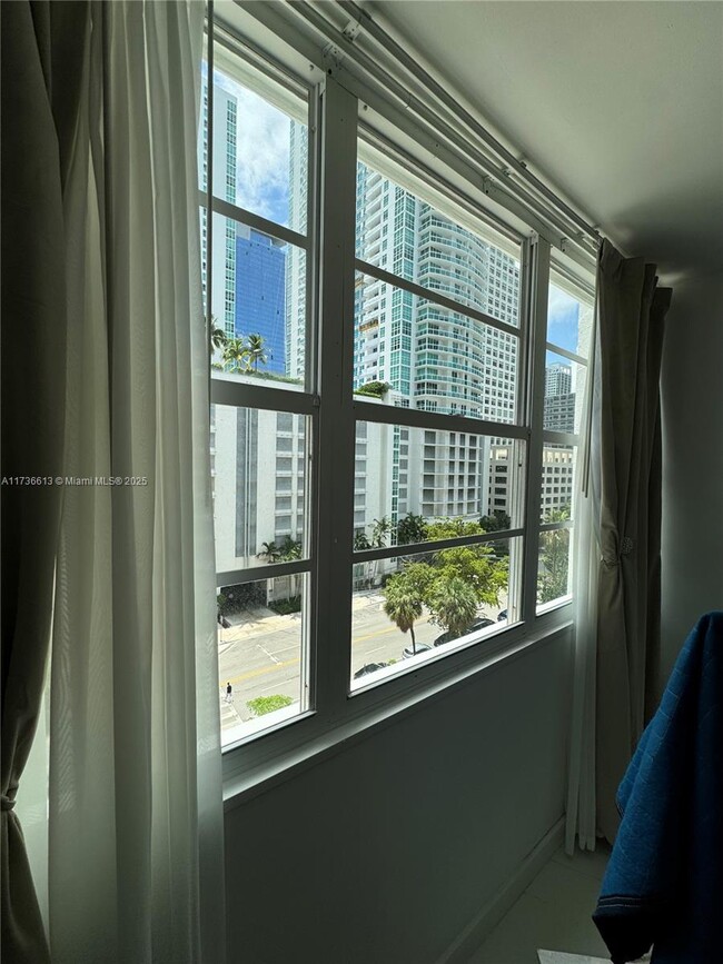 Building Photo - 999 Brickell Bay Dr