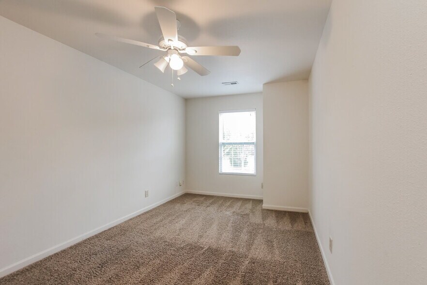 Building Photo - 14215 Luscombe Farm Rd