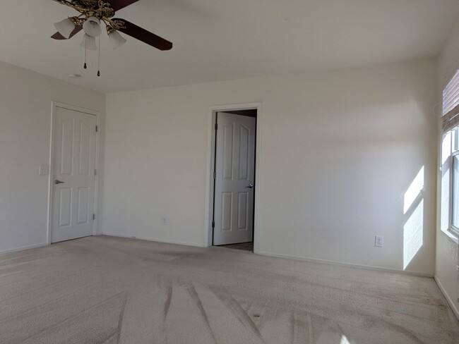 Building Photo - Northwest Beauty 3 Bedroom 3 Bath 2 Car ga...