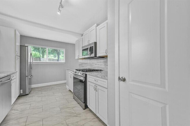 Building Photo - 6209 Calmont Ave