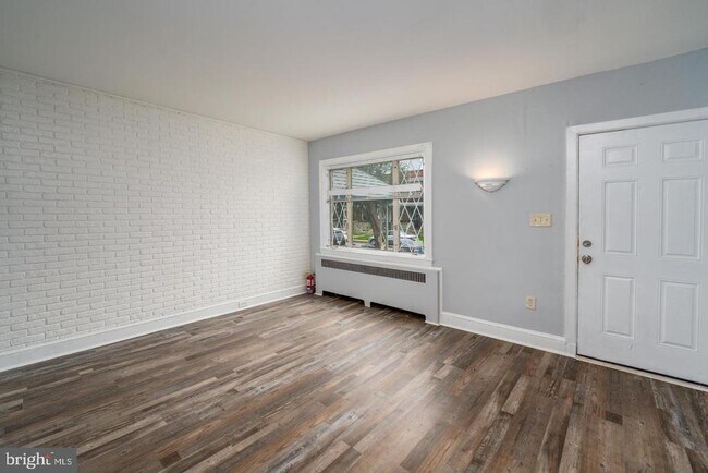 Building Photo - 3050 Mayfield Ave