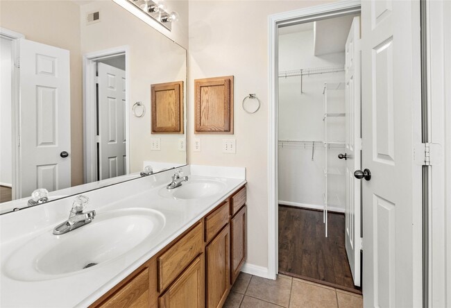 Building Photo - 6607 Lake Woodlands Dr