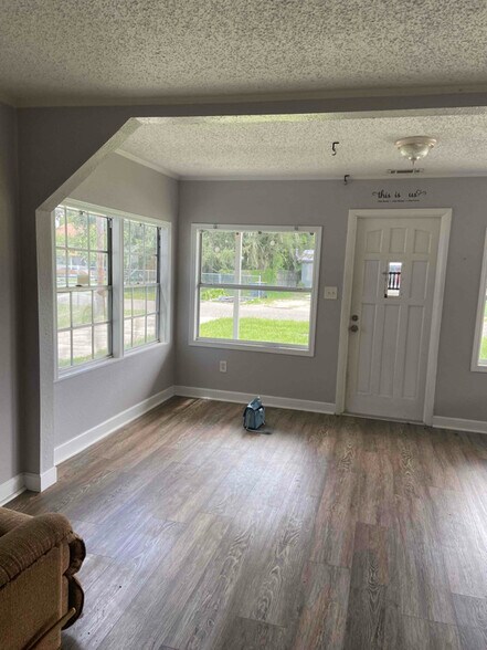 Building Photo - 2447 Burns St