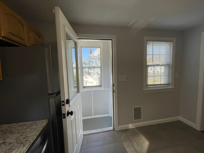 Building Photo - 34 Monroe St