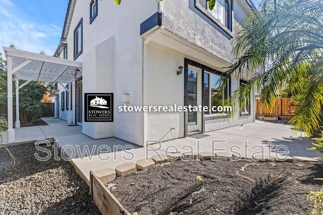 Building Photo - 1570 Eastlake Cir