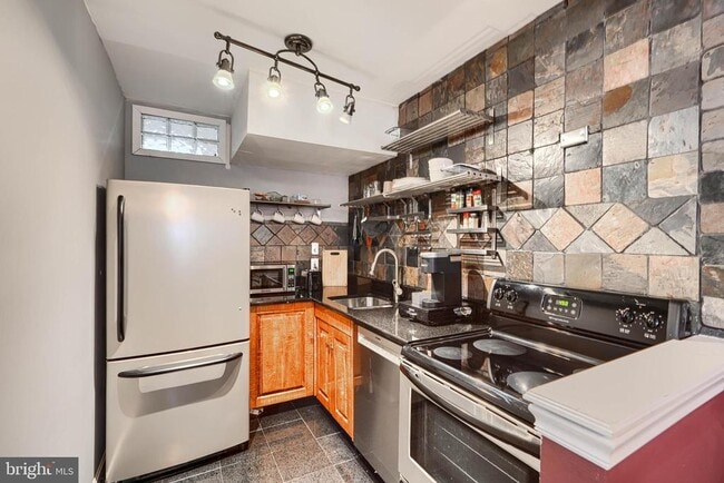 Building Photo - 624 Jasper St