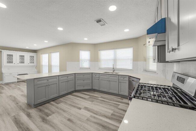 Building Photo - 4138 Club Valley Dr