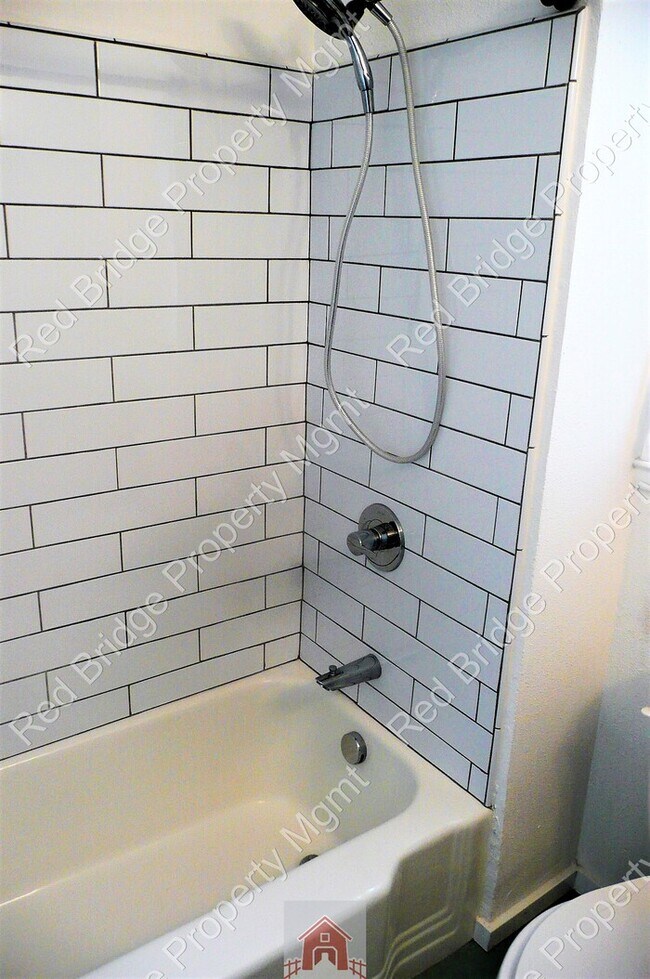Building Photo - Hidden Gem 1 BR Condo NE 67th & Halsey
