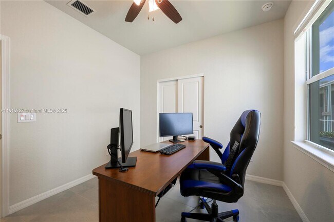 Building Photo - 12300 SW Myrtle Oak Dr