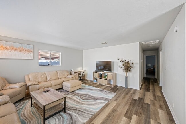 Building Photo - 1237 Lenrey Ave
