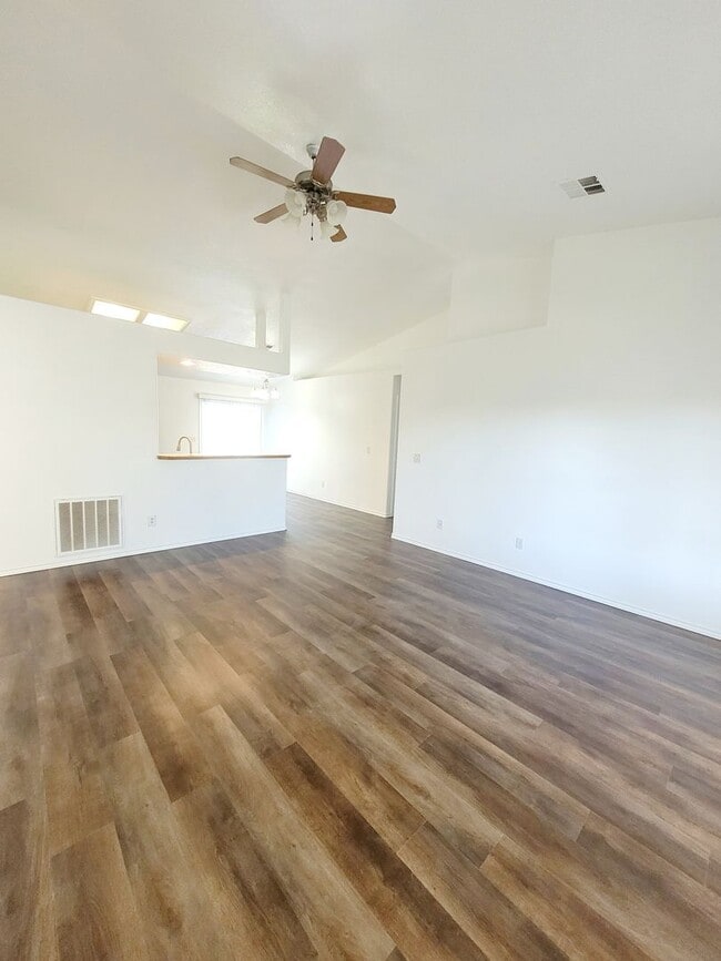 Building Photo - Newly upgraded 4 bedroom