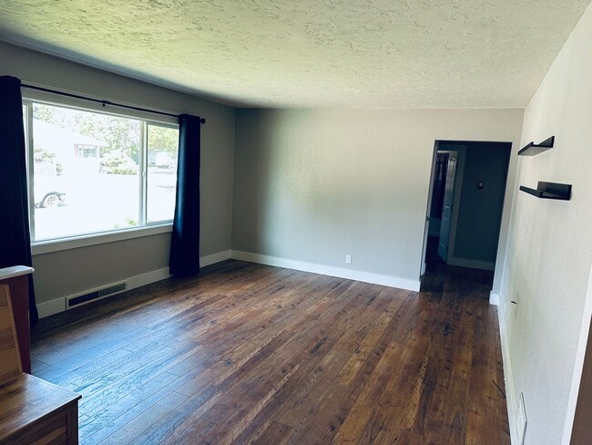 Building Photo - 4+ bedroom, 2 bath with Hot Tub, Fenced Yard and Garage